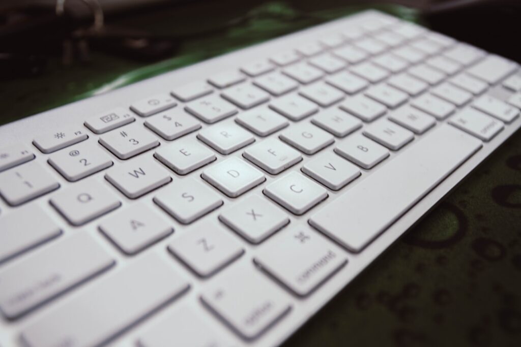 white-apple-magic-keyboard-4kjcmphsgkc